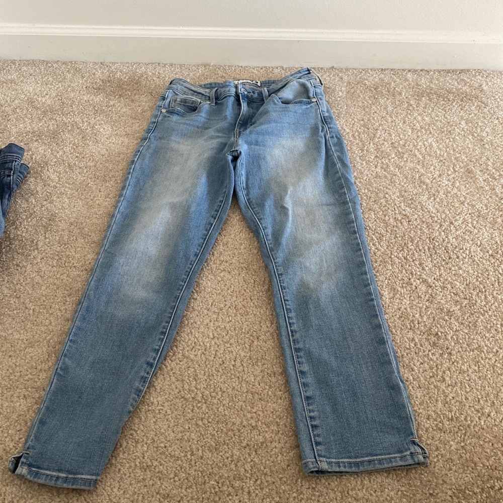 Guess light wash skinny crop jeans